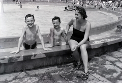 Magyarország, Budapest III., Pünkösdfürdői strand., 1958, Divéky István, Budapest, anya, fiúk, Fortepan #183859