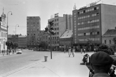 Slovakia, Bratislava, Szlovák Nemzeti Felkelés tere (Námestie SNP) a Posta utca (ulica Poštová) felől a Kő tér (Kamenné Námestie) felé nézve. A kép bal szélén a Betegápoló Irgalmasrend kórháza., 1963, Dömölky Etelka, Czechoslovakia, Fortepan #183901