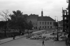 Magyarország, budai Vár, Budapest I., kilátás a Halászbástyáról a Szentháromság térre, jobbra a Mátyás-templom. Szemben a Tárnok utca - Szentháromság utca sarkán a régi budai Városháza épülete., 1960, Dömölky Etelka, Budapest, műemlék, Fortepan #183923