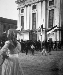 Magyarország, Békéscsaba, Kossuth tér, Evangélikus Nagytemplom., 1929, Jankovszky György, zászló, férfiak, felvonulás, gyerekek, sokaság, Fortepan #18396