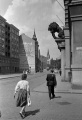 Slovakia, Bratislava, Kórház utca (Špitálska ulica) a Lazaretská ulica (ulica Národného povstania) torkolatától a Medikus kert (Medická Záhrada) felé nézve, a távolban a Szűz Mária Mennybemenetele-templom (Kostol Nanebovzatia Panny Márie)., 1963, Dömölky Etelka, Fortepan #183999