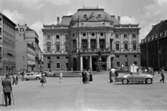 Slovakia, Bratislava, Hviezdoslavovo námestie, Nemzeti Színház, előtte a Ganümédesz-kút., 1963, Dömölky Etelka, Fortepan #184002