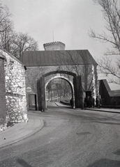 Lengyelország, Krakkó, Királyi Palota (Wawel), Minorita kapu, mögötte a Szenátori-torony (Baszta Senatorska)., 1936, Ferencz Zoltán Zénó, Fortepan #184015