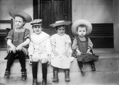 1907, Jankovszky György, hat, tableau, kids, cap, sitting on stairs, Fortepan #18403