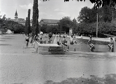 Magyarország, Hódmezővásárhely, városi strand, háttérben balra a Városháza tornya, jobbra a Bethlen Gábor Református Gimnázium épülete., 1941, Ferencz Zoltán Zénó, Fortepan #184054