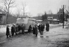 Magyarország, Mátraháza, SZOT üdülő (később Pagoda Pihenő Panzió)., 1950, Ferencz Zoltán Zénó, tél, autóbusz, üdülőhely, utas, Fortepan #184131