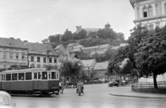 Szlovákia, Pozsony, Hal tér, szemben fenn a Vár., 1959, Ferencz Zoltán Zénó, motorkerékpár, villamos, Fortepan #184152