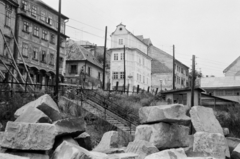 Szlovákia, Pozsony, Vártelek utca (Židovská ulica), közéen az un. Jó Pásztor háza, nevét a ház sarkán elhelyezett Krisztus szoborról kapta., 1959, Ferencz Zoltán Zénó, dúcolat, lépcső, Fortepan #184153