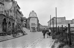 Szlovákia, Pozsony, Vártelek utca (Židovská ulica), szemben az un. Jó Pásztor háza, nevét a ház sarkán elhelyezett Krisztus szoborról kapta., 1959, Ferencz Zoltán Zénó, utcakép, dúcolat, Fortepan #184154