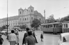 Szlovákia, Pozsony, Hurbanovo námestie (egykor Nagy Lajos tér) a Vármegyeház tér (Župné námestie) felé nézve, szemben a Trinitáriusok temploma., 1959, Ferencz Zoltán Zénó, villamos, életkép, Fortepan #184161