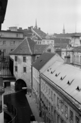 Csehország, Brno, Novobranská ulice, szemben a Menin-kapu (Měnínská brána), Brno egyetlen fentmaradt városkapuja., 1959, Ferencz Zoltán Zénó, műemlék, felülnézet, Fortepan #184165