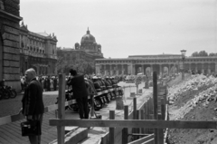 Ausztria, Bécs, Heldenplatz, balról a Hofburg, a Szépművészeti Múzeum (Kunsthistorisches Museum) és a Hofburg kapuja (Äusseres Burgtor). A felvétel az Osztrák Államszerződés (Österreichischer Staatsvertrag) aláírása napján, 1955. május 15-én készült., 1965, Ferencz Zoltán Zénó, Fortepan #184190