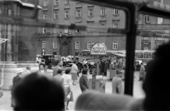 Ausztria, Bécs, Stephansplatz, balra a Stephansdom / Szent István-székesegyház., 1960, Ferencz Zoltán Zénó, német szöveg, fiáker, várakozás, járókelő, Fortepan #184194