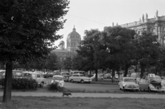 Ausztria, Bécs, Museumsplatz, szemben háttérben a Természettudományi (Naturhistorisches) Múzeum, jobb oldalon a Művészettörténeti (Kunsthistorisches) Múzeum., 1960, Ferencz Zoltán Zénó, kutya, parkoló, Fortepan #184196