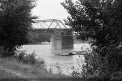 Magyarország, Szolnok, a II. világháború után épült félállandó Tisza-híd az új híd építésének előkészítése alatt., 1959, Ferencz Zoltán Zénó, folyópart, Fortepan #184219