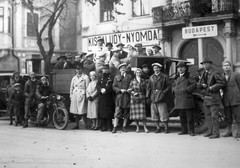 Magyarország, Győr, Bécsi kapu (Erzsébet) tér. Az Ott-ház előtt áll a csoport., 1935, Győr Város Levéltára, motorkerékpár, teherautó, Kisfaludy Nyomda, Fortepan #18423