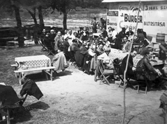 Magyarország, Győr, Aranypart a Mosoni-Dunánál. A Győri Automobil és Motor Club I. hivatalos túrájának osztrák vendégei ebédelnek. A felvétel 1935. május 11-én készült., 1935, Győr Város Levéltára, Bürger Jenő és Zoltán, Reizinger András, Győri Automobil és Motor Club, Fortepan #18425