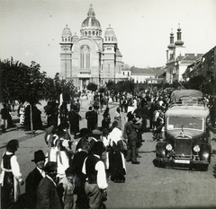 Románia,Erdély, Marosvásárhely, Rózsák tere (Piata Trandafirilor, ekkor Széchenyi tér). Balra az Ortodox Székesegyház, jobbra a Keresztelő Szent János-templom., 1940, Glázer Attila, Fortepan #184258