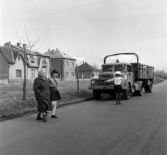 Magyarország, Budapest IV., Fóti út, az Iglói utcától a Bajza József utca felé nézve., 1969, Fortepan/Album036, úttörő, Csepel-márka, gumibot, Budapest, rendőrnő, Fortepan #184284