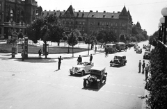 Magyarország, Győr, Városház (Gróf Tisza István) tér a Szent István útnál., 1938, Győr Város Levéltára, autóbusz, rendőr, automobil, gyalogátkelő, Fortepan #18429