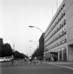 Németország, Berlin, Kelet-Berlin, az Unter den Linden a Wilhelmstrasse (Otto-Grotewohl-Strasse)kereszteződésénél. Háttérben a TV torony és a Vörös Városháza (Rotes Rathaus)., 1968, Fortepan/Album036, NDK, Kelet-Berlin, Fortepan #184296