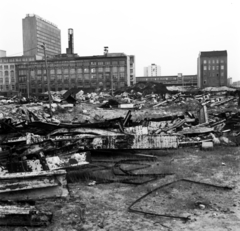 Németország, Berlin, Kelet-Berlin, a romos terület mögött a Schützenstrasse házai a Lepziger Straße felől. Balra az Axel-Springer-toronyház Nyugat-Berlinben., 1968, Fortepan/Album036, NDK, Kelet-Berlin, Nyugat-Berlin, Fortepan #184308