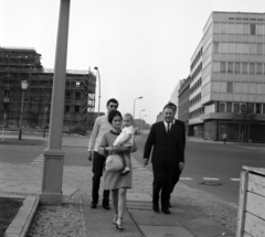 Németország, Berlin, Kelet-Berlin, Wilhelmstrasse (Otto-Grotewohl-Strasse), balra a Pariser Platz. Jobbra az Unter den Linden sarkán a magyar nagykövetség épülete látható., 1968, Fortepan/Album036, NDK, Kelet-Berlin, Fortepan #184310