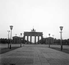 Németország, Berlin, Kelet-Berlin, a Brandenburgi kapu az Unter den Linden felől nézve., 1968, Fortepan/Album036, NDK, Berlini fal, Kelet-Berlin, Fortepan #184311