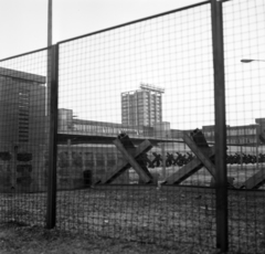 Németország, Berlin, Kelet-Berlin, előtérben a Kelet- és Nyugat-Berlint elválasztó biztonsági zóna, a Jerusalemer Strasse felől, a fal túloldalán a Zimmerstrasse található. A háttérben az Axel-Springer egyik magasháza (eredetileg az Ullstein kiadó épülete, ma átépítve és kiegészítve a Rocket Tower komplexum része)., 1968, Fortepan/Album036, NDK, Berlini fal, Kelet-Berlin, Nyugat-Berlin, Fortepan #184312