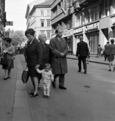 Magyarország, Budapest V., Váci utca a Vörösmarty tér felé nézve, jobbra középen a Kristóf tér., 1970, Fortepan/Album036, Budapest, Fortepan #184330