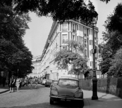 Franciaország, Párizs, Montmartre, Rue du Cardinal Dubois, jobbra a Rue Maurice Utrillo., 1967, Fortepan/Album036, Fortepan #184336