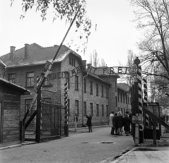 Lengyelország, Oświęcim, auschwitzi I. koncentrációs tábor kapuja., 1967, Fortepan/Album036, Fortepan #184377