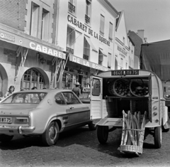 Franciaország, Párizs, Rue de Mont Cenis a Place Jean Marais felől fényképezve, szemben a Cabaret de la Bohéme., 1974, Fortepan/Album036, Ford Capri, Fortepan #184379