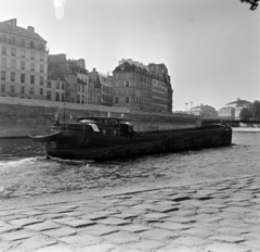 Franciaország, Párizs, Szajna-part, szemben balra a Quai aux Fleurs házsora a Pont Louis Philippe és a Pont d'Arcole között. Jobbra a Théâtre de la Ville és a Théâtre du Châtelet., 1974, Fortepan/Album036, Fortepan #184386