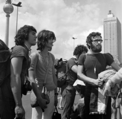 Germany, Berlin, Kelet-Berlin, Alexanderplatz, háttérben jobbra a Hotel Stadt Berlin. A felvétel a X. VIT (Világifjúsági Találkozó) idején készült., 1973, Fortepan/Album036, GDR, East-Berlin, Fortepan #184396