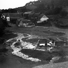 Magyarország,Balaton, Alsóörs, Szabadság tér, mosókút., 1935, Nagy Zita, forrás, Fortepan #18441