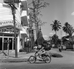 Laosz, Vientiane, Rue Chanthakhoumane, háttérben a That Dam (Fekete sztupa)., 1977, Fortepan/Album036, Fortepan #184447