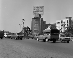 Thaiföld, Bangkok, Ratchadamnoen Klang Road, jobbra az áruháznál a Phra Sumen Road., 1977, Fortepan/Album036, Fortepan #184451