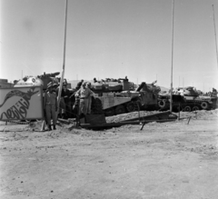 Egyiptom, az 1973-as Yom Kippur háborúban harcképtelenné tett izraeli harckocsik., 1974, Fortepan/Album036, járműroncs, harckocsi, drótakadály, Fortepan #184456