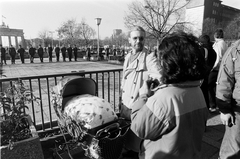 Németország, Berlin, Kelet-Berlin, balra a Brandenburgi kapu az Unter den Linden felől nézve., 1989, Horváth Péter, babakocsi, NDK, Kelet-Berlin, rendszerváltás, Fortepan #184485