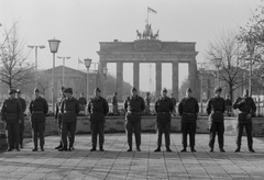 Németország, Berlin, Kelet-Berlin, katonák a Brandenburgi kapu előtti kerítésnél., 1989, Horváth Péter, NDK, Berlini fal, Kelet-Berlin, rendszerváltás, Fortepan #184486