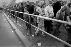 Németország, Berlin, Nyugat-Berlin és Kelet-Berlin közötti ideiglenes átjárónál várakozók a berlini falnál. A felvétel 1989. novemberében készült., 1989, Horváth Péter, rendszerváltás, Fortepan #184492