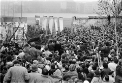 Németország, Berlin, Nyugat-Berlin és Kelet-Berlin közötti ideiglenes átjáró megnyítására várakozók a berlini falnál. A felvétel 1989. novemberében készült., 1989, Horváth Péter, NDK, Berlini fal, Kelet-Berlin, Nyugat-Berlin, rendszerváltás, Fortepan #184506