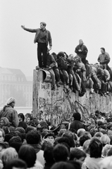 Németország, Berlin, Nyugat-Berlin és Kelet-Berlin közötti ideiglenes átjáró megnyítására várakozók a berlini falnál. A felvétel 1989. novemberében készült., 1989, Horváth Péter, NDK, Berlini fal, Kelet-Berlin, Nyugat-Berlin, rendszerváltás, Fortepan #184523