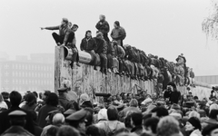 Németország, Berlin, Nyugat-Berlin és Kelet-Berlin közötti ideiglenes átjáró megnyítására várakozók a berlini falnál. A felvétel 1989. novemberében készült., 1989, Horváth Péter, NDK, Berlini fal, Kelet-Berlin, Nyugat-Berlin, rendszerváltás, falon ülni, Fortepan #184524