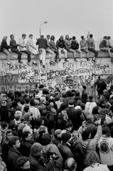 Németország, Berlin, Nyugat-Berlin és Kelet-Berlin közötti ideiglenes átjáró megnyítására várakozók a berlini falnál. A felvétel 1989. novemberében készült., 1989, Horváth Péter, Berlini fal, Nyugat-Berlin, rendszerváltás, Fortepan #184526