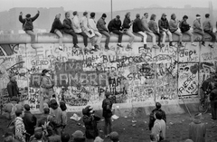 Németország, Berlin, Nyugat-Berlin és Kelet-Berlin közötti ideiglenes átjáró megnyítására várakozók a berlini falnál. A felvétel 1989. novemberében készült., 1989, Horváth Péter, NDK, Berlini fal, Kelet-Berlin, Nyugat-Berlin, rendszerváltás, Fortepan #184529