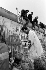 Németország, Berlin, Nyugat-Berlin és Kelet-Berlin közötti ideiglenes átjáró megnyítására várakozók a berlini falnál. A felvétel 1989. novemberében készült., 1989, Horváth Péter, Berlini fal, Nyugat-Berlin, rendszerváltás, Fortepan #184536