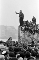 Németország, Berlin, Nyugat-Berlin és Kelet-Berlin közötti ideiglenes átjáró megnyítására várakozók a berlini falnál. A felvétel 1989. novemberében készült., 1989, Horváth Péter, rendszerváltás, Fortepan #184538