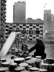 Hungary, Újpalota, Budapest XV., játszótér a Zsókavár utca 52. számú ház előtt. Jobbra távolabb az un. víztoronyház., 1976, Horváth Péter, playground, monkey bar, playground slide, Budapest, log castle, Fortepan #184658